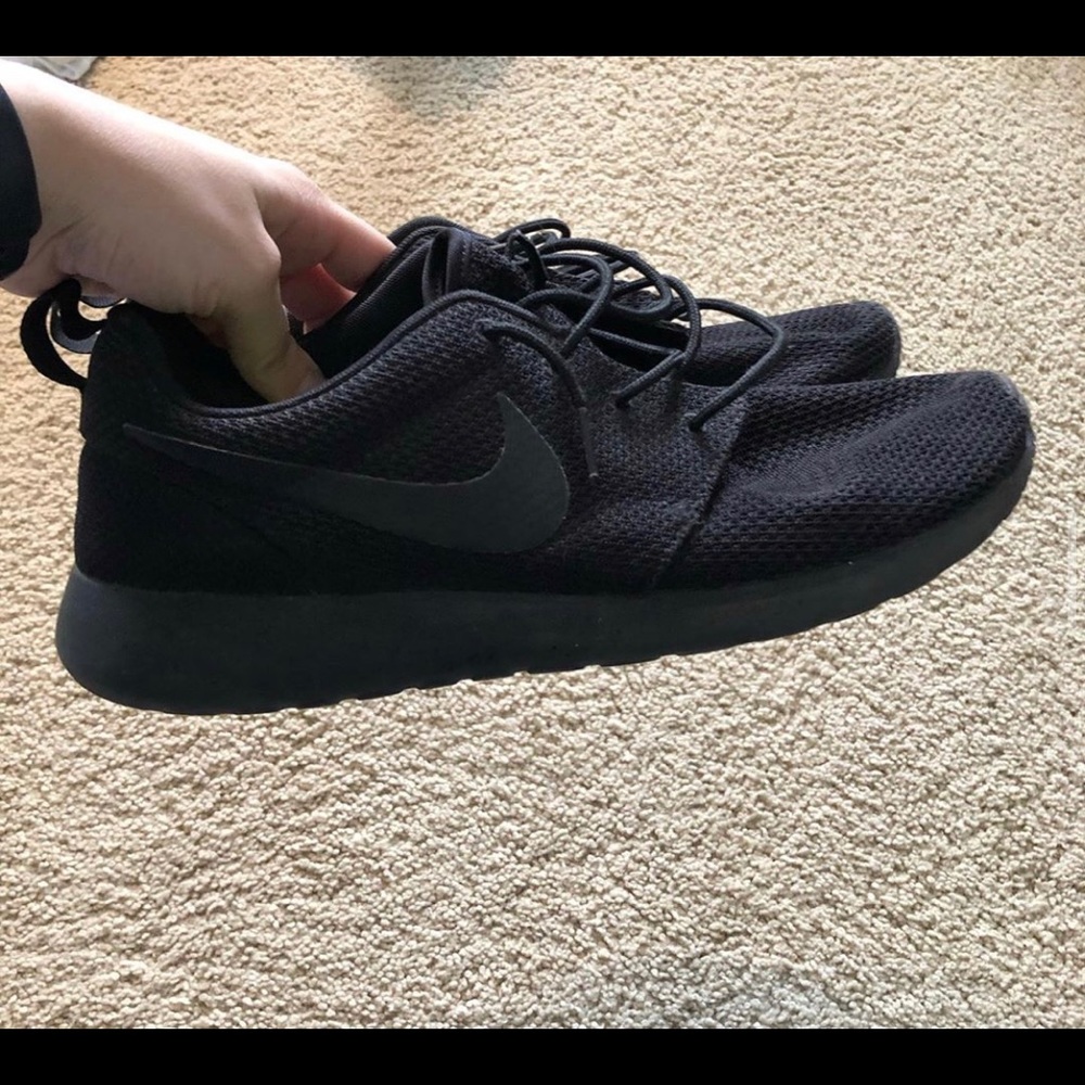 Women’s size 9.5 Black Roshes Sneaker